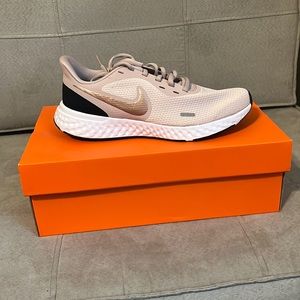 Nike Revolution 5 running shoe
